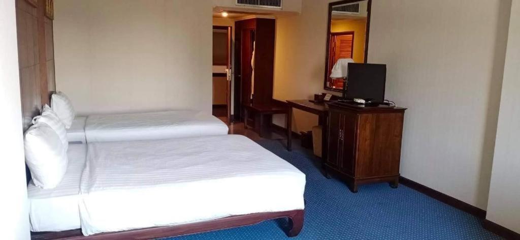 Sri U-Thong Grand Hotel Suphan Buri Exterior foto