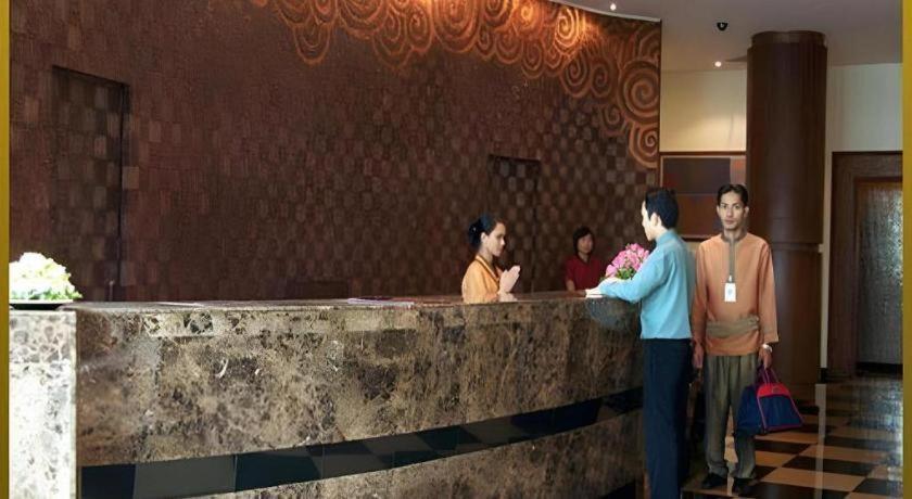 Sri U-Thong Grand Hotel Suphan Buri Exterior foto