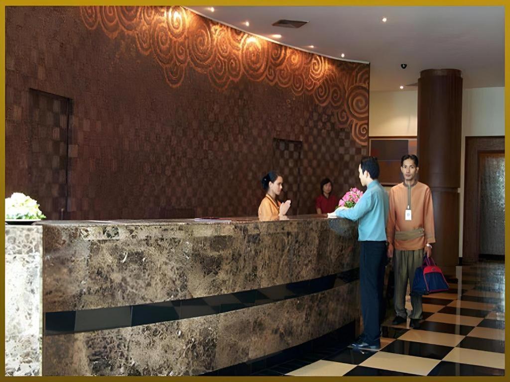 Sri U-Thong Grand Hotel Suphan Buri Exterior foto