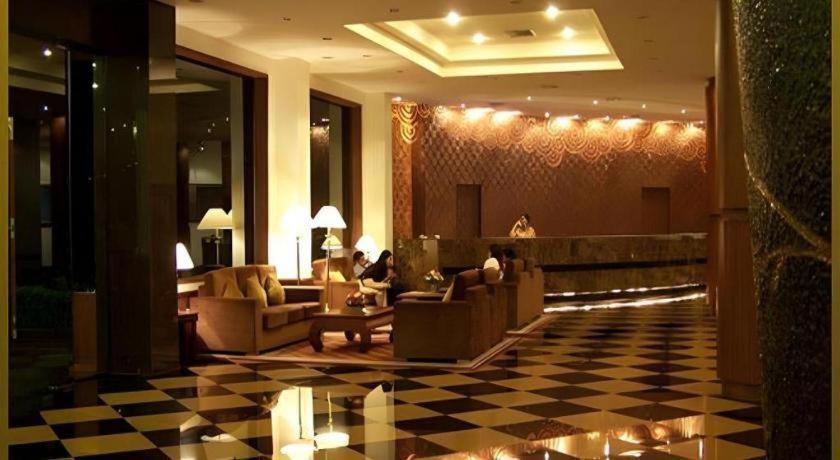 Sri U-Thong Grand Hotel Suphan Buri Exterior foto